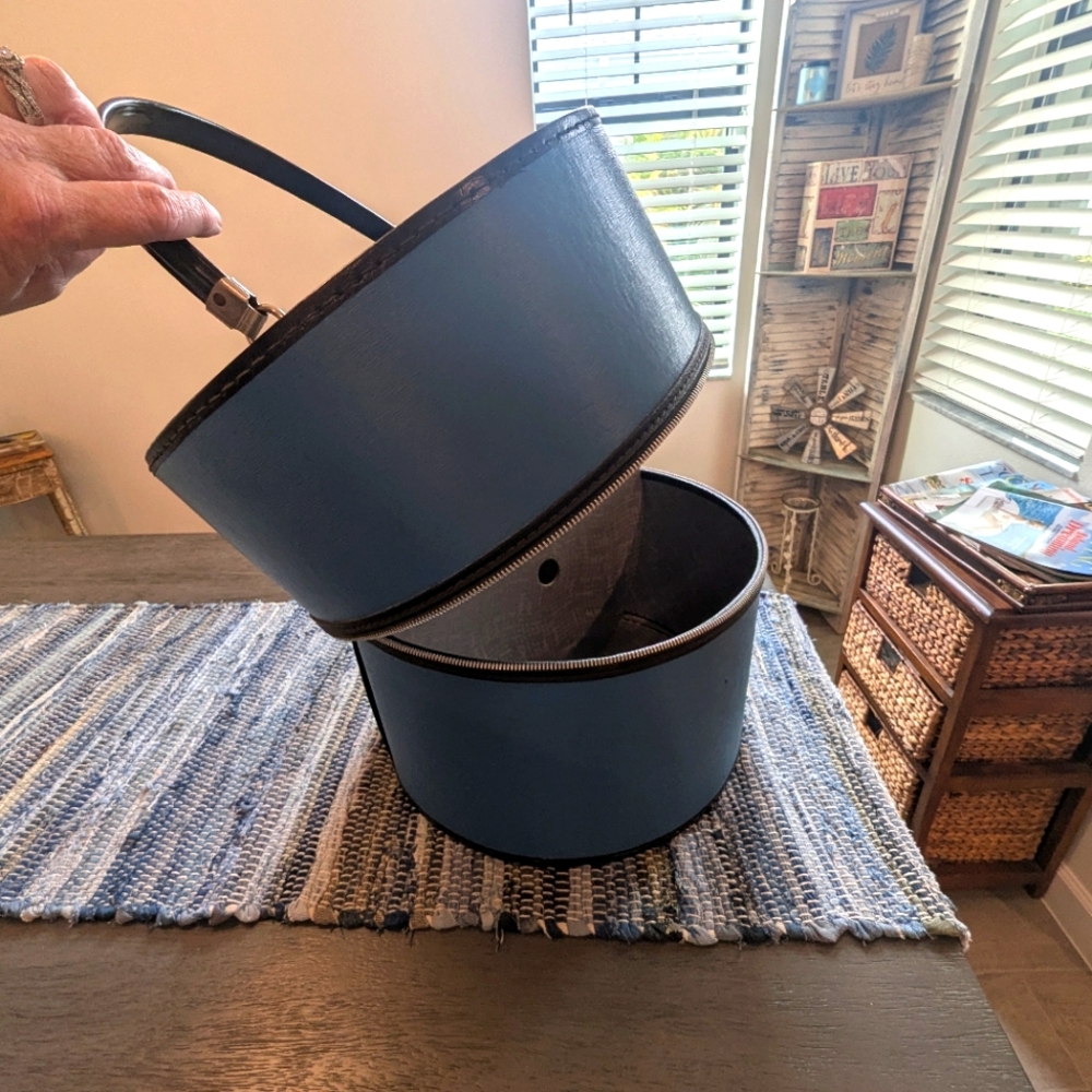 1960's Bagmaster Blue Hat Box wth divider, Working Zipper, Made in Miami Fl, USA - Picture 2 of 10